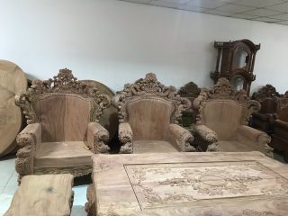 Ghế đơn hoàng gia – Tay ghế liền được uốn cong mềm mai. Vách tựa trơn nguyên tấm với vân gỗ xoắn độc đáo