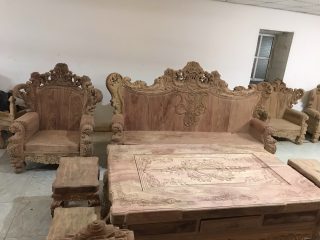 Ghế đơn hoàng gia – Tay ghế liền được uốn cong mềm mai. Vách tựa trơn nguyên tấm với vân gỗ xoắn độc đáo