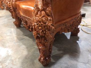 chân ghế được đục trạm tinh sảo