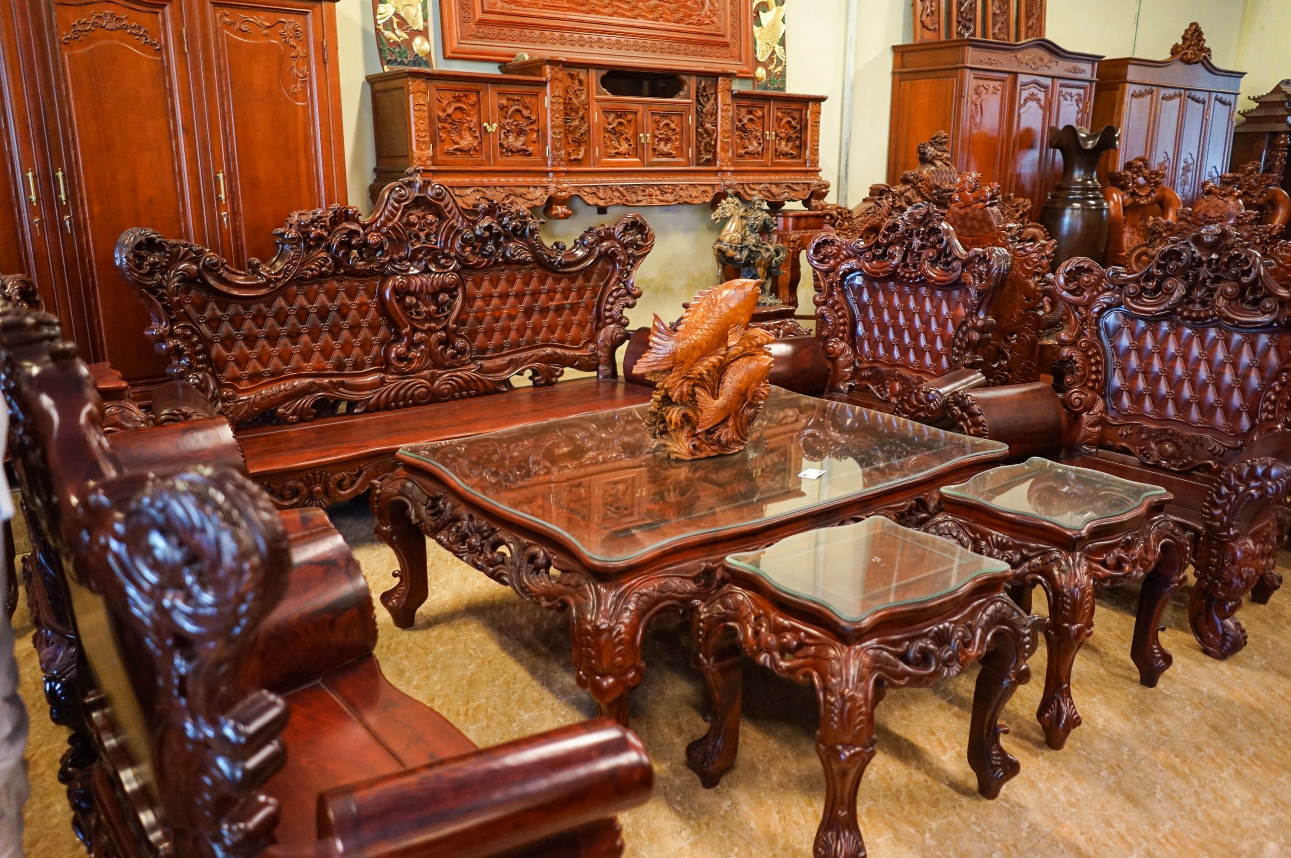 Bộ hoàng gia gỗ hương đỏ là một tác phẩm nghệ thuật được tạo ra bởi các nghệ nhân tài năng. Với chi tiết tinh xảo và nguyên liệu cao cấp, bộ sưu tập này nổi bật với vẻ đẹp cổ điển và đẳng cấp của vương quốc phương Đông.