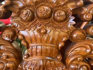 Đỉnh ghế là bó hoa hồng tinh mỹ mang sức sống tươi mới cho không gian trưng bày