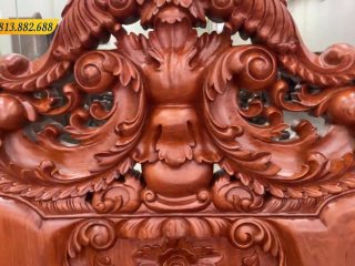 Từng nét chạm trên chương đoạn tiếp nối nhau rất nhuần nhuyễn, hài hoà