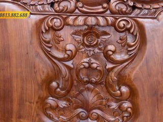 Trung tâm tựa ghế dài là bức tranh gỗ lá cuốn hoa hồng