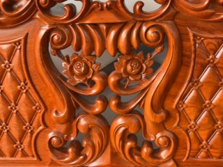 Bộ hoàng gia 6 món gỗ hương đá đục hai mặt của bác Lâm (Thái Nguyên) 49 Trung tâm đoản dài là bức tranh lá cuốn hoa hồng đục xuyên trên nền gỗ dày 5cm