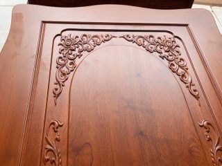 Bộ hoàng gia 6 món gỗ hương đá đục hai mặt của bác Lâm (Thái Nguyên) 55 4 góc bàn chạm nổi hoa lá tây cân đối