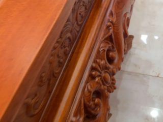 Bộ hoàng gia 6 món gỗ hương đá đục hai mặt của bác Lâm (Thái Nguyên) 60 Yếm bàn cũng được chạm đục hoa lá tây với đường kẻ chỉ dài dày 3 phân