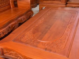 Bộ hoàng gia 6 món gỗ hương đá đục hai mặt của bác Lâm (Thái Nguyên) 61 Mặt bàn đục hoa văn sắc nét, tinh xảo, các nét đục được người thợ chăm chút kỹ lưỡng nên rất có hồn. Khuôn tranh dày dặn, vân đẹp