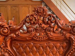 Bộ hoàng gia 6 món gỗ hương đá đục hai mặt của bác Lâm (Thái Nguyên) 35 Đỉnh ghế đơn là nụ hoa hồng nở rộ sắc hương