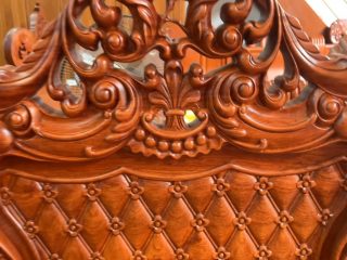 Bộ hoàng gia 6 món gỗ hương đá đục hai mặt của bác Lâm (Thái Nguyên) 36 Bên dưới bông hoa hồng là lá tây cuộn tròn xoắn nụ cánh hoa đặc sắc