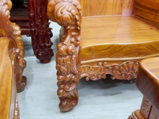 Tay nắm liền khối với chân ghế vững chãi