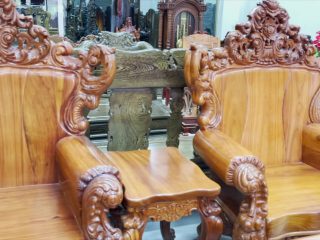 Ghế đơn hoàng gia – Tay ghế liền được uốn cong mềm mai. Vách tựa trơn nguyên tấm với vân gỗ xoắn độc đáo