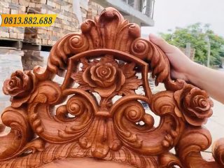 Hoạ tiết hoa hồng nổi bật trên đỉnh ghế