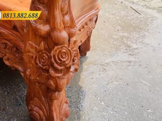 Chân đoản là chân 18cm, dáng chân quỳ, đục hoa hồng tinh xảo