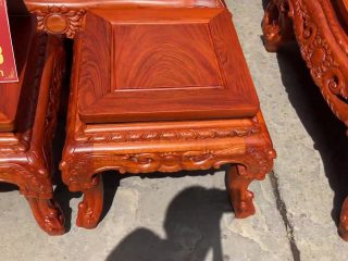 Đôn ngồi cũng được kết cấu dạng chân quỳ lịch lãm