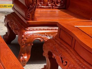 Chân ghế, chân bàn là chân quỳ độc đáo