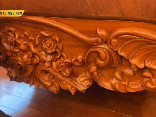 Yếm bàn cũng có độ dày lên đến 7cm đục chạm tinh xảo lá cuốn cong