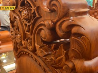 Đặc biệt bộ ghế được đục cả mặt sau, đục y mặt trước theo yêu cầu của anh Tân