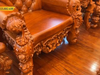 Mặt ghế dày 10cm hàng chọn vân chọn gỗ. Chân ghế là chân liền khối đục lá tây sắc nét