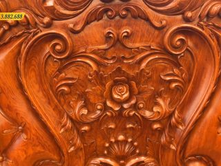 Trung tâm vách ghế là đoá hoa hồng nở rộ