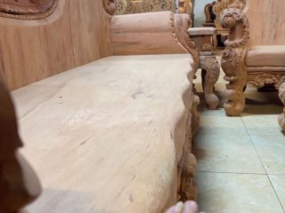 Mặt ghế được bo cong hình sóng nhịp nhàng