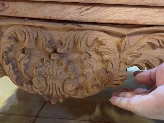 Yếm ghế dài cũng được chạm kênh bong tỉ mỉ