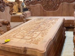 Mặt bàn nguyên khối dày 10cm được bo cong mềm mại. Mặt bàn đục nổi họa tiết hoa lá tây đậm chất hoàng gia.