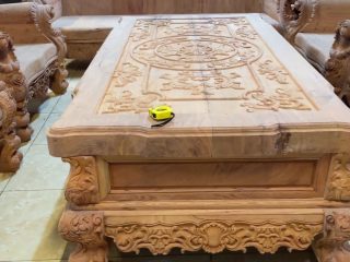 Bàn trà kích thước lớn. Trông khá đồ sộ. 