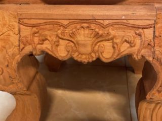 Yếm đôn trang trí bàng hoạ tiết tương đương với bàn trà