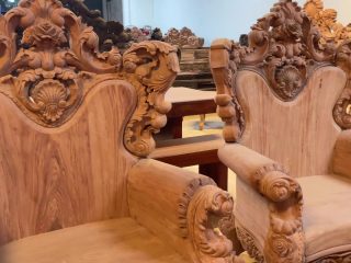 Bộ ghế gồm 4 ghế đơn có thiết kế giống nhau tạo sự đồng bộ cân đối cho không gian trưng bày