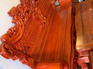 Đoản dài lấy hoạ tiết chạm đục hoa lá tây làm chủ đạo