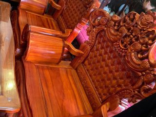 Ghế đơn hoàng gia – Tay ghế liền khối được uốn cong mềm mai. Vách tựa trơn nguyên tấm với vân gỗ xoắn độc đáo