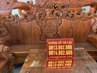 Bộ bàn ghế được tặng kèm bộ kính 12 ly giúp bảo vệ chất gỗ bên trong