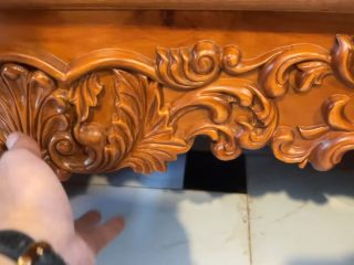 Yếm ghế dày 5cm cũng được đục chạm hoa văn hoa lá tay dạng cuốn đồng bộ với tổng thể bộ sản phẩm