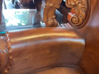 Tay ghế là liền nguyên khối không chắp ghép