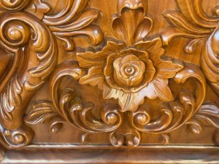 Hoạ tiết hoa hông trên chương ghế nổi bật và chi tiết