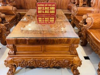 Bàn khách nổi bật với mặt bàn nguyên khối 10cm bo cong mềm mại