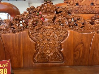 Nhìn từ xa chương ghế như một bức tranh gỗ cao cấp. Nổi bật - Sắc nét - Vô cùng độc đáo