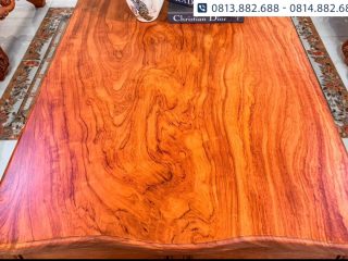 Bộ bàn ghế Louis Hoàng Gia 6 món liền khối 4cm gỗ hương đá 24 Nguyên tấm gỗ hương đá được tuyển chọn kỹ từng tấm để làm mặt bàn, mặt ghế, mặt đôn