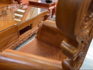 Bàn trà được tích hợp ngăn kéo tiện dụng ở hai bên