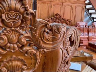 Ghế dài và ghế đơn đều được đục kĩ cả mặt sau