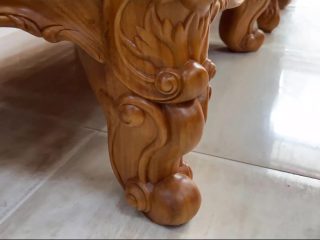 Chân bàn dáng cong quỳ độc đáo