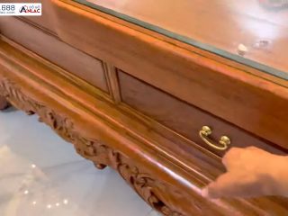 Tích hợp ngăn kéo tiện dụng hai bên chiếc bàn