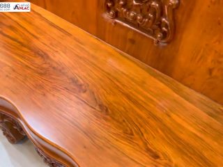 Mặt đoản là tấm gỗ hương đá vân lựa tuyển dày đến 10cm