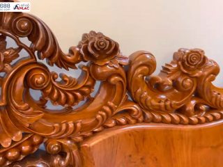 Hoạ tiết hoa hồng trên chương ghế nổi bật và chi tiết