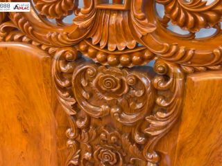 Hoạ tiết đục ở trung tâm chiếc đoản dài