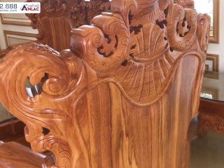 Ghế đơn cũng được chạm đục cả mặt sau kỹ lưỡng