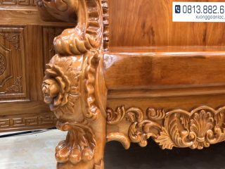 Bộ bàn ghế Louis Hoàng Gia gỗ gõ đỏ nguyên khối (bác Tân - Quốc Oai) 43 Chân ghế chân bàn dáng chân quỳ độc đáo, yếm ghế từng khối liền dày dặn đục lá tây uốn lượn