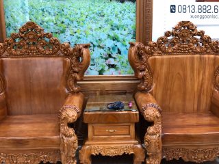 Bộ bàn ghế Louis Hoàng Gia gỗ gõ đỏ nguyên khối (bác Tân - Quốc Oai) 46 Dáng ghế bệ vệ, rất trường và hoành tráng