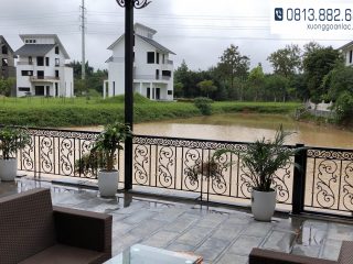 Bộ bàn ghế Louis Hoàng Gia gỗ gõ đỏ nguyên khối (bác Tân - Quốc Oai) 37 Phía sau có một hồ điều khí nên vô cùng thoáng đãng