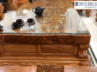 Bộ bàn ghế Louis Hoàng Gia gỗ gõ đỏ nguyên khối (bác Tân - Quốc Oai) 57 Mặt bàn cũng co độ dày lên đến 10cm,, được bo viền cong cách điệu